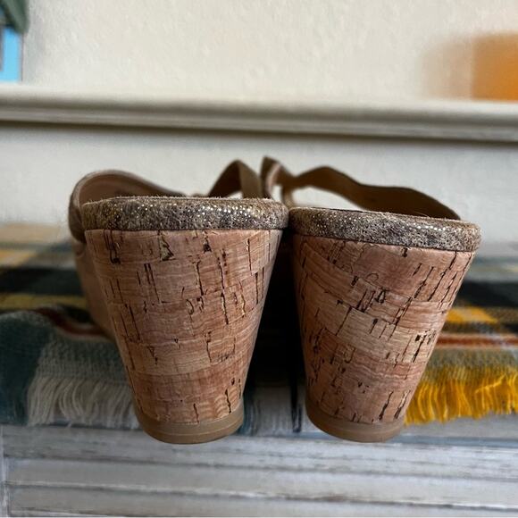 Stuart Weitzman Women’s Clasp Tan Nairobi Thong Wedges Size 7.5 M Preppy Classic - Picture 6 of 13